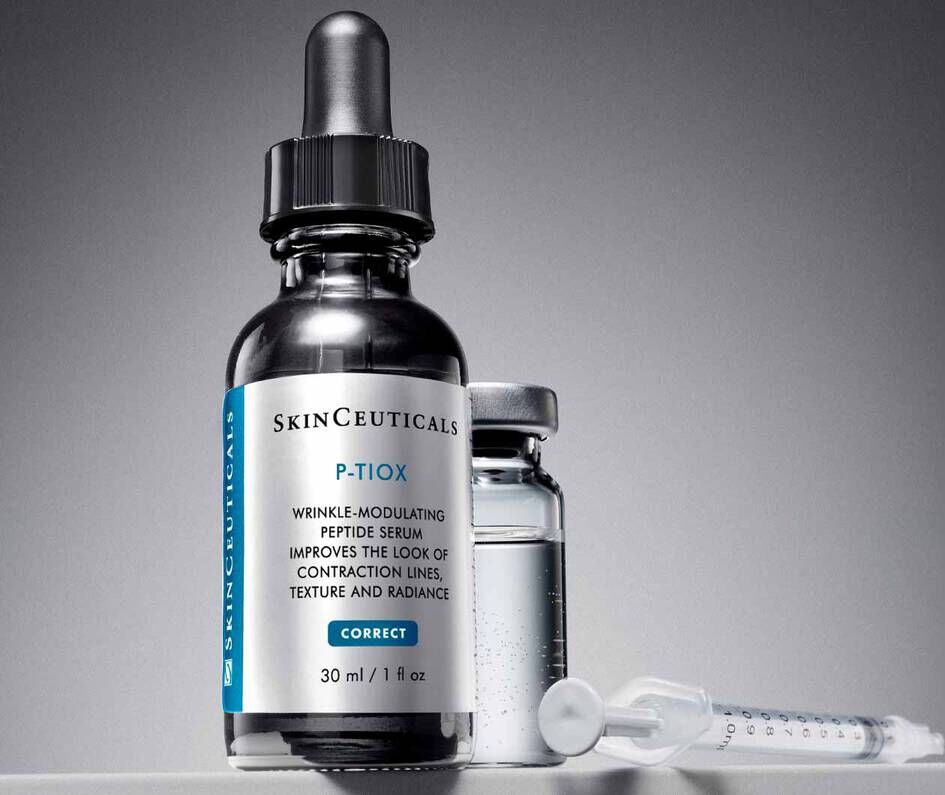 Ein Flaschchen mit SkinCeuticals P-TIOX Serum zur Verbesserung von Falten und Hautstruktur, neben einer Spritze.