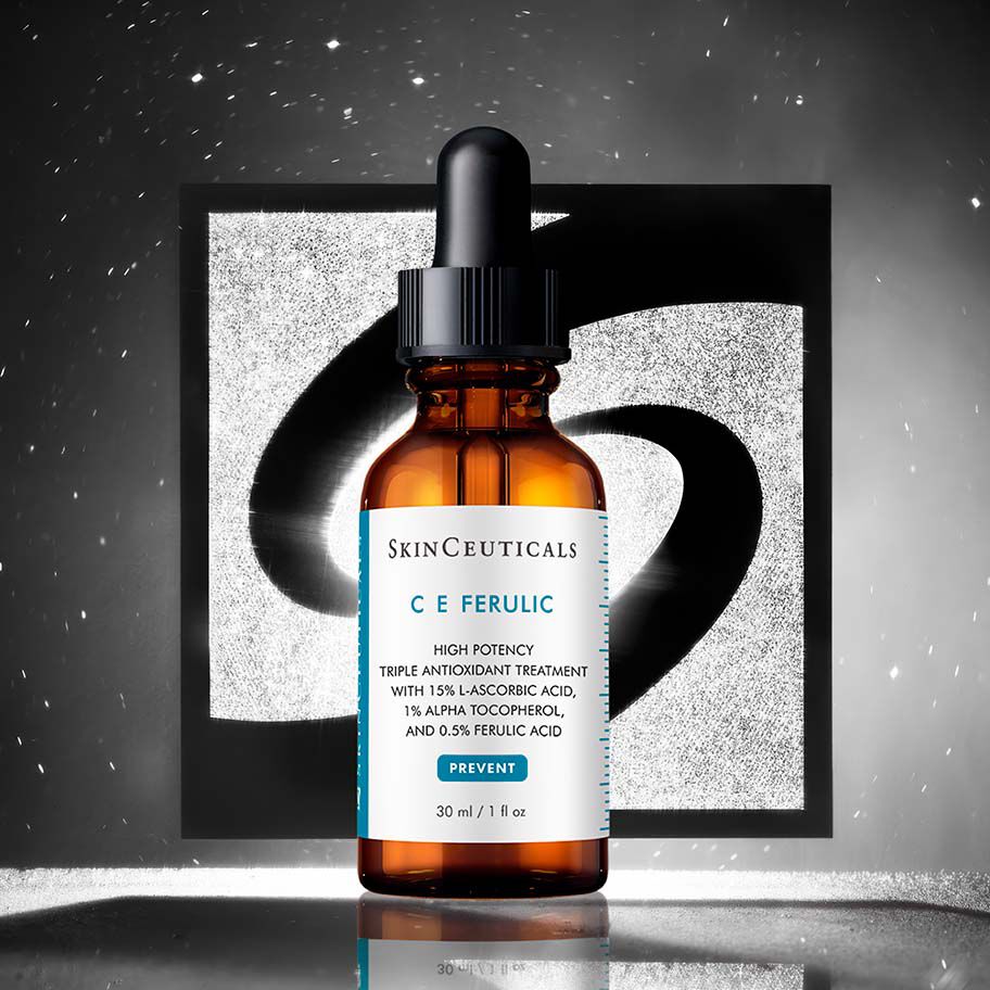 Eine CE Ferulic Flasche vor einem schwarz-silbernen Hintergrund mit dem SkinCeuticals-Logo.