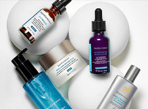 Verschiedene Hautpflegeprodukte angeordnet auf einem weißen Hintergrund.