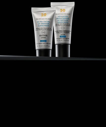 Zwei 15ml-Probenrohrchen der SkinCeuticals Sonnencreme mit LSF 50 stehen vor einem schwarzen Hintergrund. Links befindet sich Ultra Facial UV Defense, rechts Advanced Brightening UV Defense.