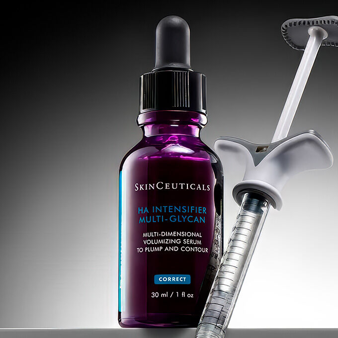 Eine dunkelviolette Tropfflasche mit SkinCeuticals HA Intensifier Multi-Glycan Serum steht neben einer vorgefullten Spritze auf einem dunklen Hintergrund mit einem subtilen Farbverlauf.