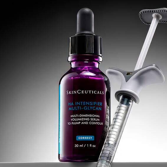 Eine dunkelviolette Tropfflasche mit SkinCeuticals HA Intensifier Multi-Glycan Serum steht neben einer vorgefullten Spritze auf einem dunklen Hintergrund mit einem subtilen Farbverlauf.