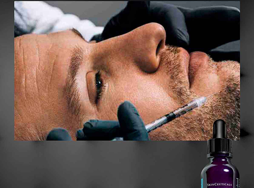 Ein Mann liegt auf einer Liege, wahrend ein Behandlungsprofi ihm eine Injektion ins Gesicht verabreicht. Im Vordergrund ist eine Flasche eines Hautpflegeprodukts sichtbar.