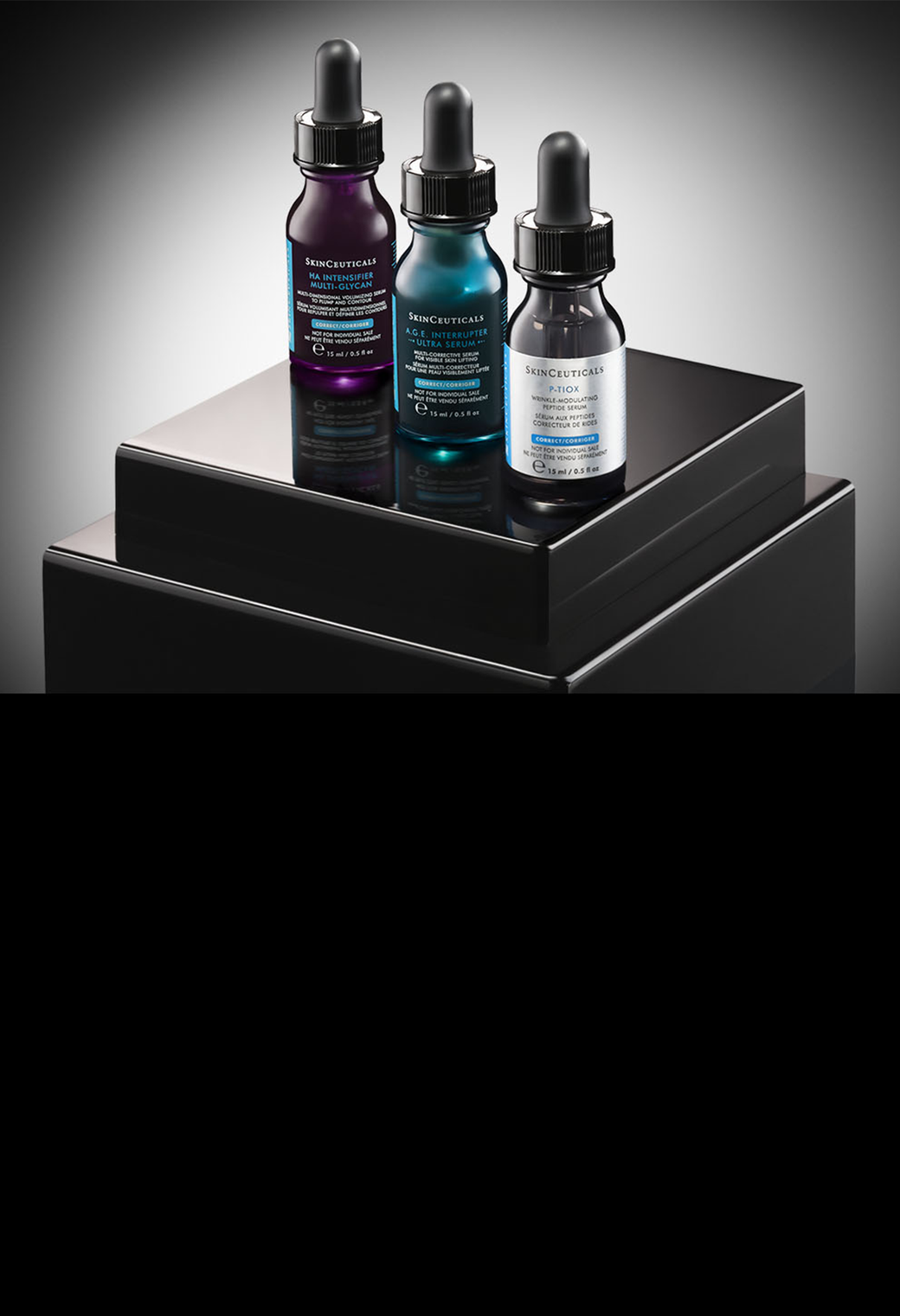 Nahaufnahme von zwei Flaschen Sonnenschutzmittel von Skinceuticals, einem Ultra Facial UV Defense und einem Advanced Brightening UV Defense, auf schwarzem Hintergrund.