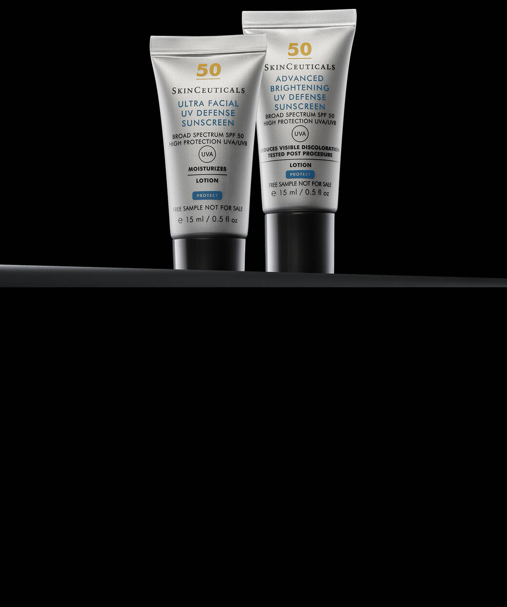 Nahaufnahme von zwei Flaschen Sonnenschutzmittel von Skinceuticals, einem Ultra Facial UV Defense und einem Advanced Brightening UV Defense, auf schwarzem Hintergrund.