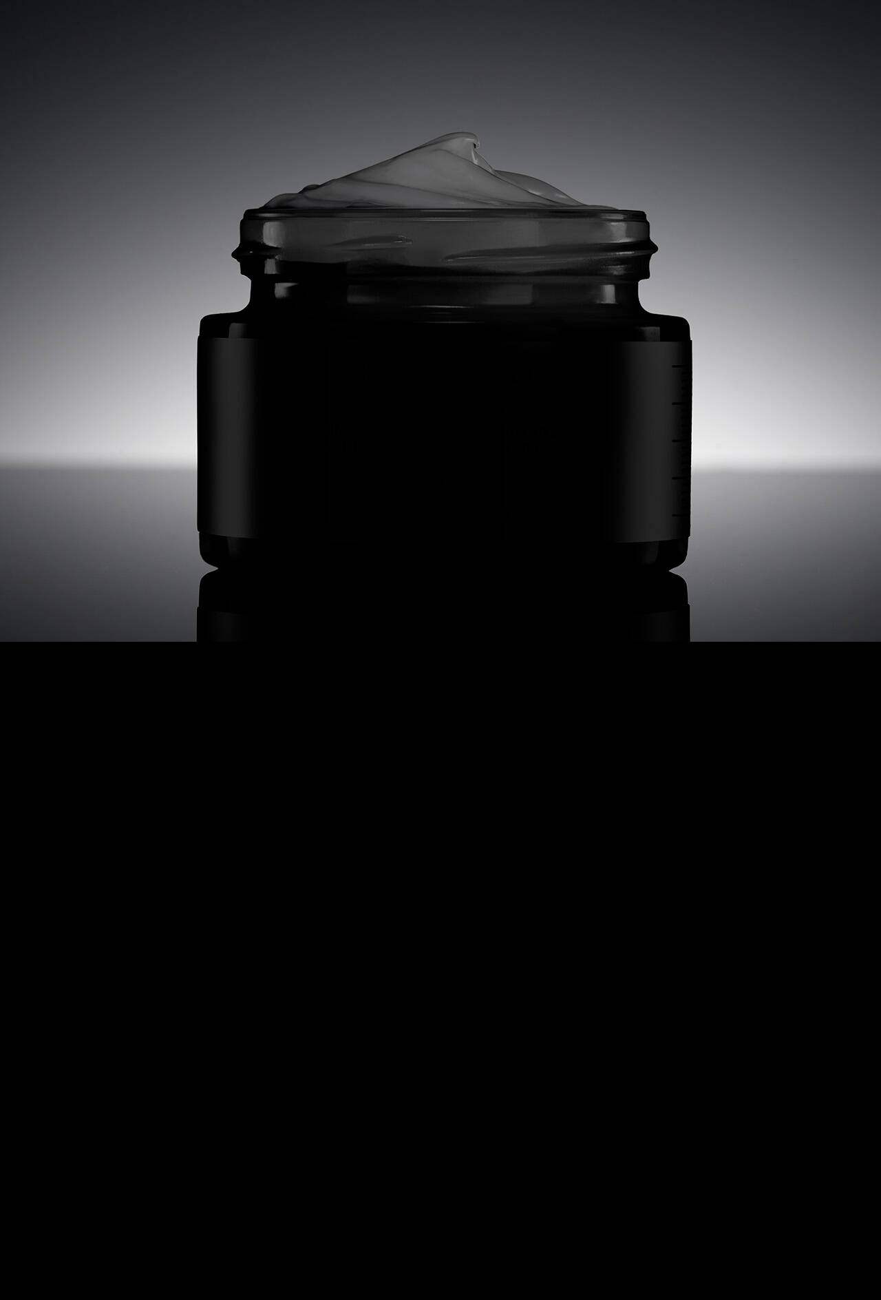 Ein Tiegel SkinCeuticals P-TIOX Cream vor einem eleganten dunklen Hintergrund mit einem klaren Serumtropfen.