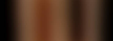 Ein abstraktes Bild mit vertikalen Streifen in Brauntonen auf schwarzem Hintergrund.