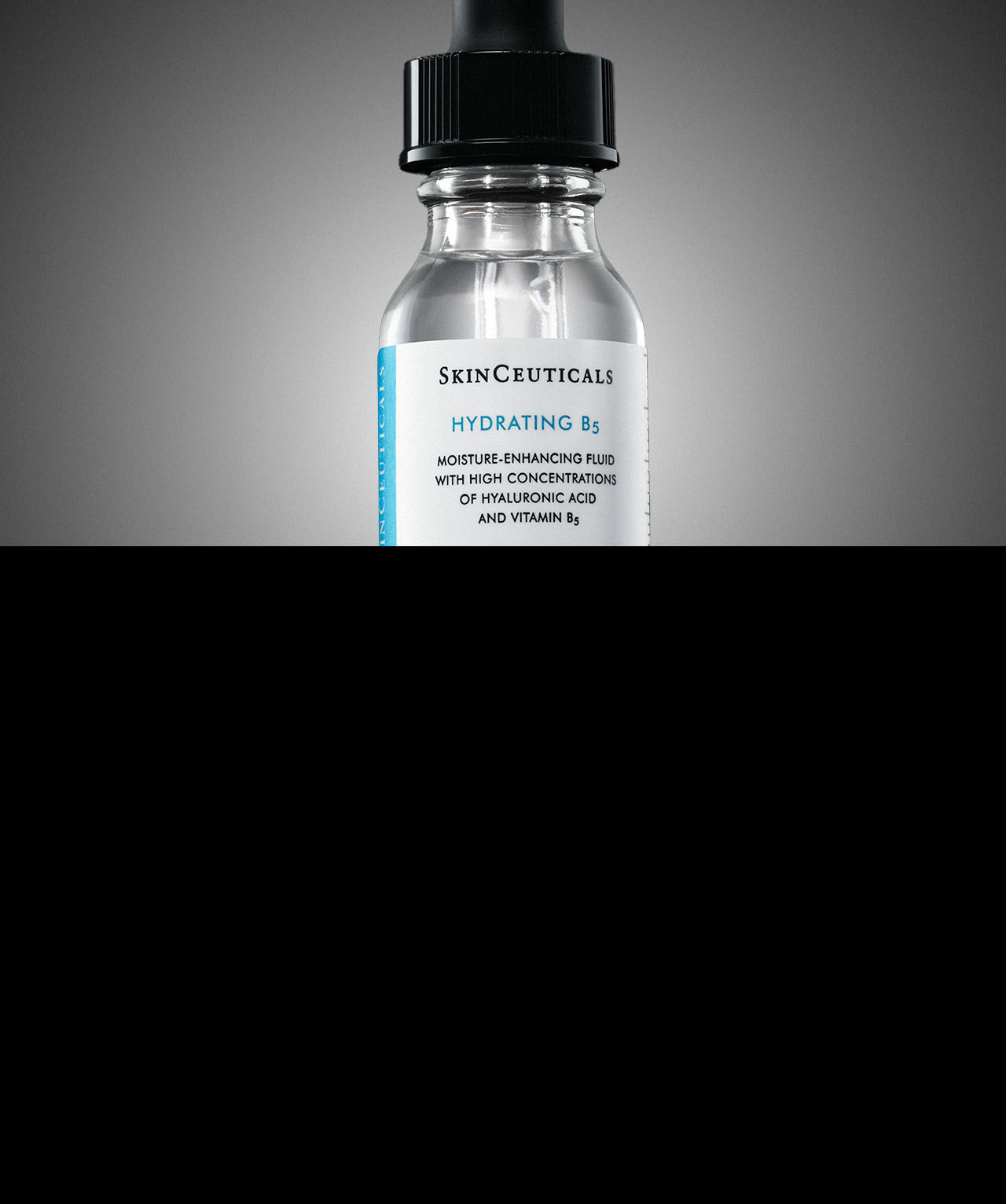 Eine Nahaufnahme von drei SkinCeuticals Hautpflegeprodukten: einem C E Ferulic Serum, einer A.G.E. Interrupter Advanced Creme und einem Advanced Brightening UV Defense Sunscreen SPF 50, die sich alle auf einer dunklen Oberflache spiegeln.​