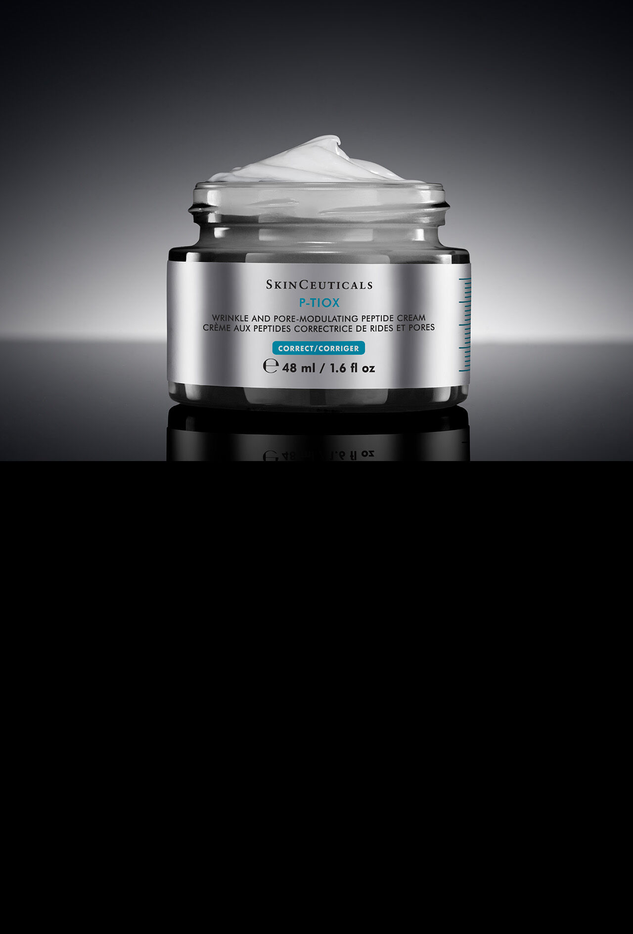 Ein Tiegel SkinCeuticals P-TIOX Cream vor einem eleganten dunklen Hintergrund mit einem klaren Serumtropfen.