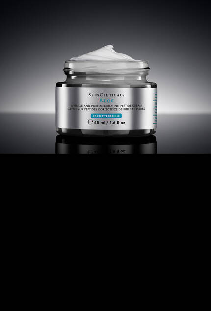 Ein Tiegel SkinCeuticals P-TIOX Cream vor einem eleganten dunklen Hintergrund mit einem klaren Serumtropfen.