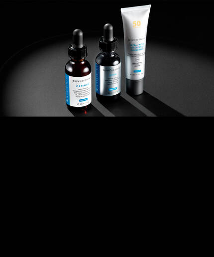 Zwei 15-ml-Probenrohrchen der SkinCeuticals Sonnencreme mit LSF 50 stehen vor einem schwarzen Hintergrund. Links befindet sich Ultra Facial UV Defense, rechts Advanced Brightening UV Defense.