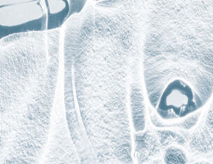 Ein transparentes, eisiges Muster mit feinen Linien und Strukturen, das an gefrorenes Wasser erinnert.