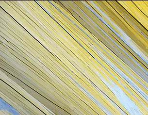 Muster aus schmalen, gelben und blauen Streifen, die diagonal auf einer Flache angeordnet sind.