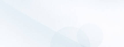 Ein abstrakter, hellblauer Hintergrund mit sanften Farbverlaufen und geometrischen Formen.