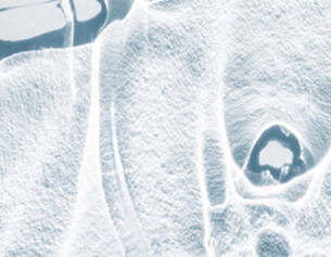 Eisige Nahaufnahme mit transparenten Strukturen und frostiger Textur, die eine kalte Umgebung suggeriert.