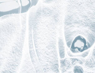 Abstrakte, helle Textur mit strahlenden, glatten Oberflachen und sanftem Lichtspiel.