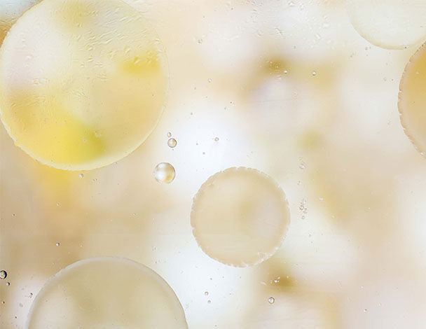 Wasserfarbene Blasen auf einem sanften, hellen Hintergrund, der eine ruhige Atmosphare vermittelt.