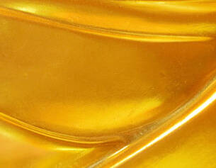 Eine glanzende, goldene Oberflache mit sanften Wellen und Lichtreflexionen.