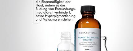Ein Flakon mit Discoloration Defense Serum und eine Flasche mit Pigment Balancing Solution von SkinCeuticals. Beide Produkte sind fur chemisches Peeling und zur Verteidigung gegen Verfarbungen der Haut gedacht.