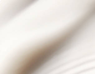 Weiches, cremefarbenes Stoffmaterial in sanften Wellen, das eine elegante Textur suggeriert.