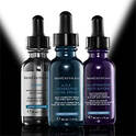 Drei SkinCeuticals Seren, sanft hinterleuchtet
