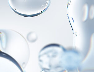 Wassermolekule und Blasen mit transparenter Oberflache auf hellem Hintergrund.