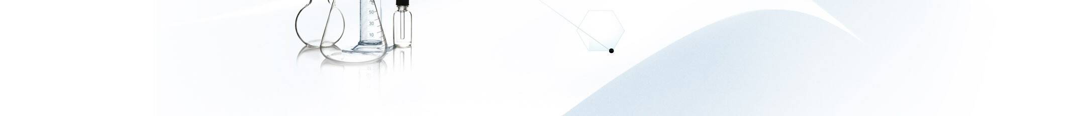 Eine minimalistische Darstellung von Laborgeraten wie einem Messzylinder, einem Erlenmeyerkolben und einer Pipette auf einem hellen, abstrakten Hintergrund.