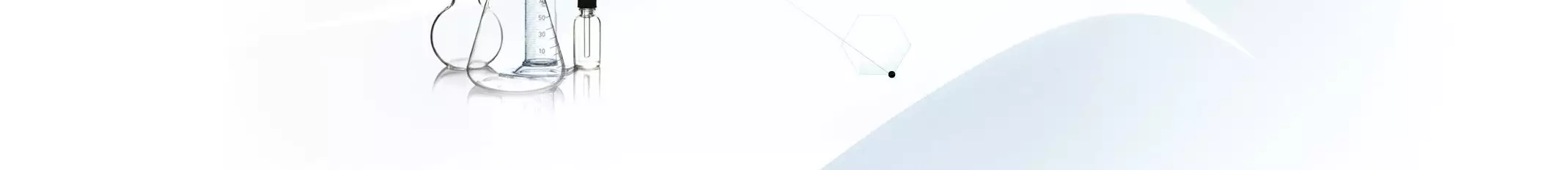 Eine minimalistische Darstellung von Laborgeraten wie einem Messzylinder, einem Erlenmeyerkolben und einer Pipette auf einem hellen, abstrakten Hintergrund.