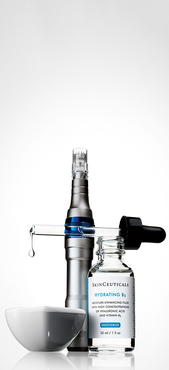 Ein Hautpflege-Set mit einem Mikrodermabrasionsgerät und einem Hydrationsserum von SkinCeuticals auf weißem Hintergrund.